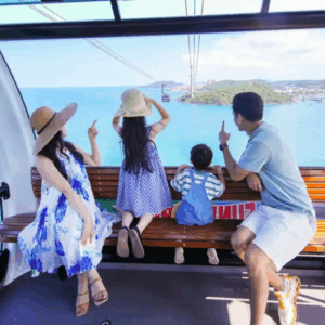Từ bên trong Cabin Cáp Treo Hòn Thơm nhìn ra ngoài