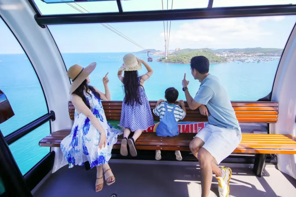 Từ bên trong Cabin Cáp Treo Hòn Thơm nhìn ra ngoài